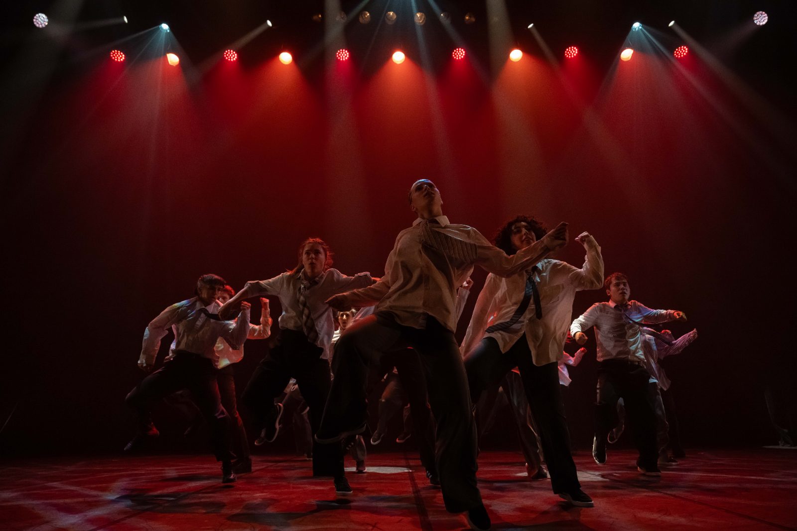 La troupe du Cercle des Danseurs Disparus sur scène