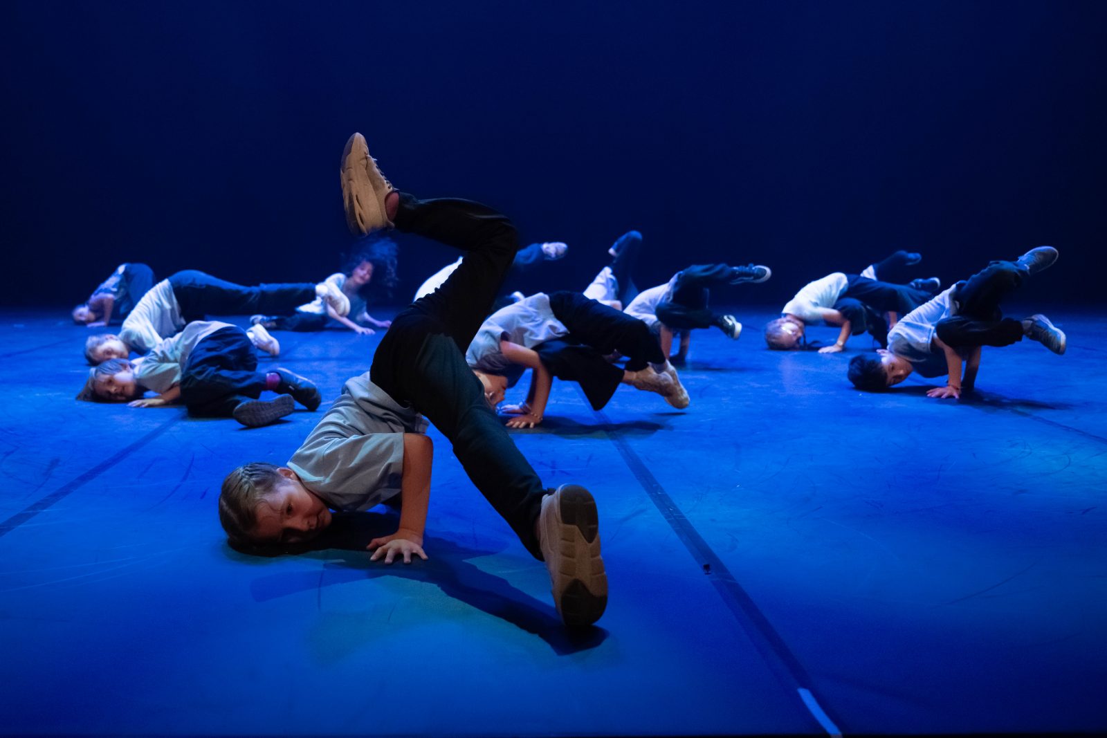 Danseurs en lumière bleue